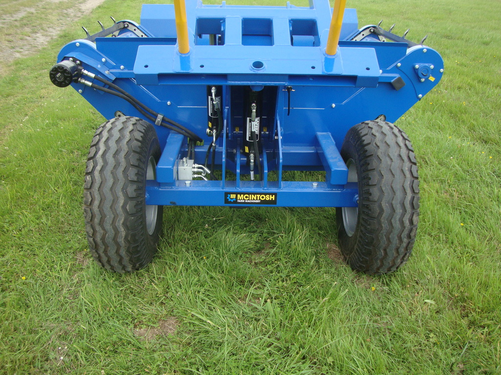 McIntosh Farm Machinery: Double Bale Feeder